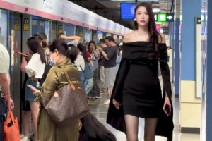 前女篮许诺晒穿黑丝出行：地铁里撞见两米的我 可以合影吗？