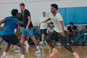 状态火热！埃奇库姆参加训练赛里突外投 连续得分