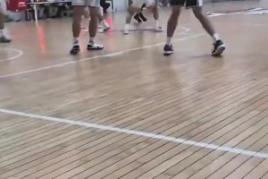 好家伙，拿起来就扣啊！现在的初中生都这么打球的吗？