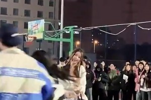 美女这一套连贯操作下来，我估计有八成的吧友防不住她