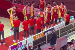 国足球迷现场实拍：作为一名国足球迷 支持中国男篮就完事